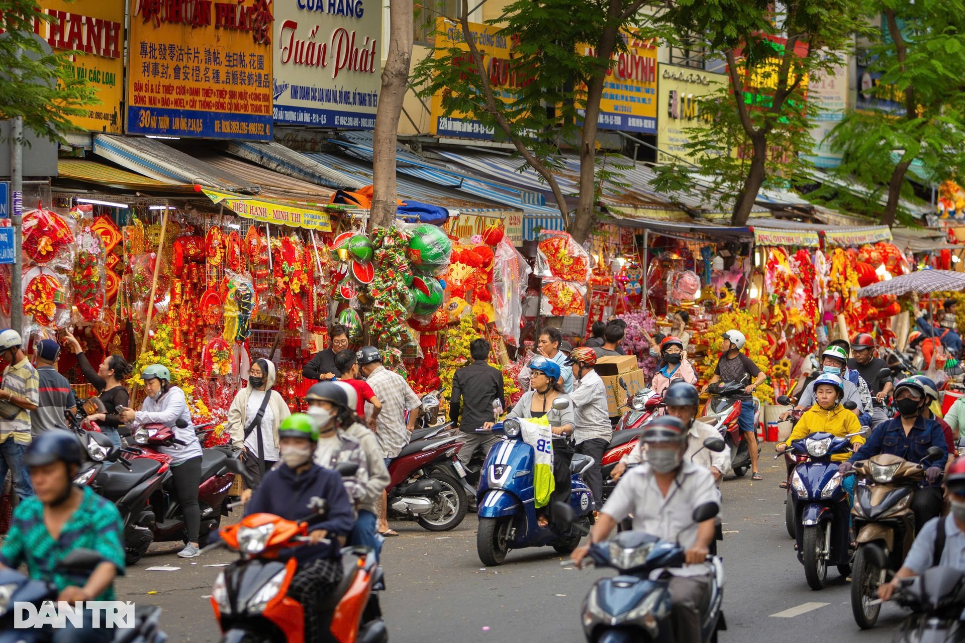 Thủ phủ đồ Tết TPHCM rực rỡ sắc đỏ trước thềm Tết Nguyên đán 2025 - 2