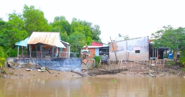 Announcing emergency situation of landslide on Han Canal river bank