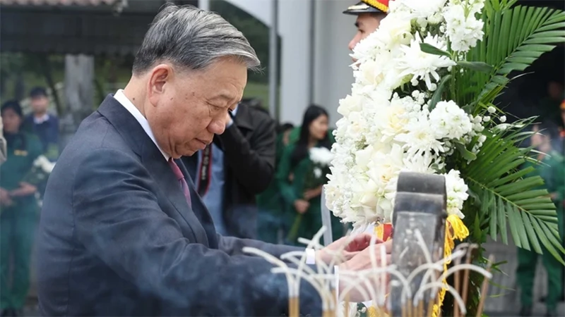 เลขาธิการใหญ่โตลัมจุดธูปเทียนที่แหล่งประวัติศาสตร์แห่งชาติพิเศษสามแยกดงล็อค