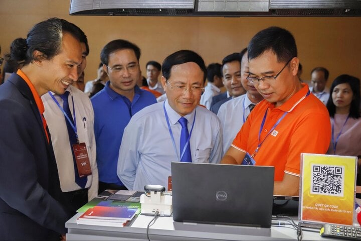 Ein Vertreter von FPT stellte Herrn Pham Anh Tuan, dem Vorsitzenden des Volkskomitees der Provinz Binh Dinh, bei der Veranstaltung Technologielösungen vor.