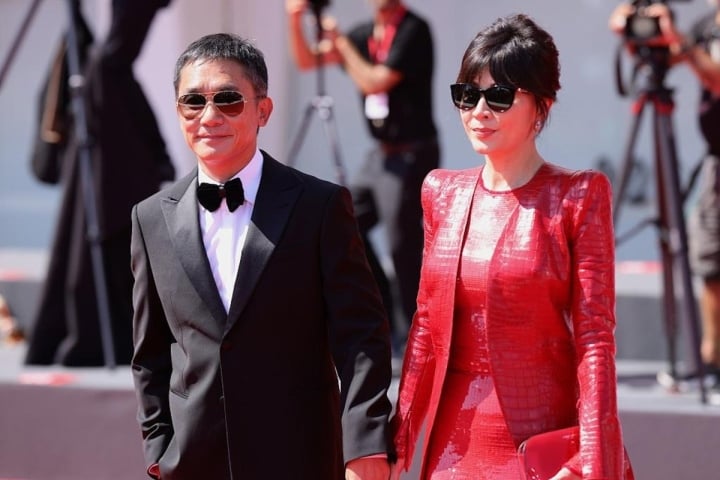 Tony Leung Chiu Wai បាន​ដើរ​ចាប់​ដៃ​ជាមួយ Carina Lau លើ​កម្រាល​ព្រំ​ក្រហម​ក្នុង​មហោស្រព​ភាពយន្ត Venice កាល​ពី​ពេល​ថ្មីៗ​នេះ។