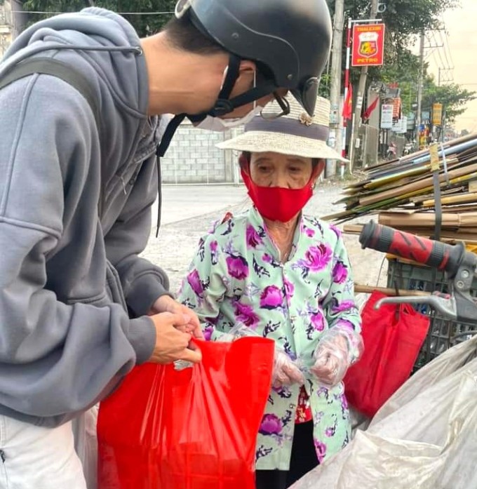 Los estudiantes dan banh chung a los trabajadores mayores. Foto: UFM