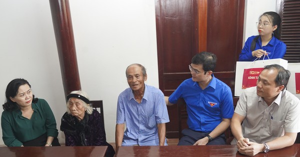 Herr Bui Quang Huy opferte Weihrauch an der „roten Adresse“ in Ha Tinh und besuchte die Verwandten von Herrn Ly Tu Trong.