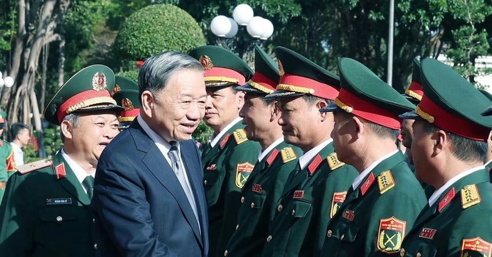 Le secrétaire général To Lam rend visite aux officiers et soldats des corps d'armée 34 et 15 à Gia Lai