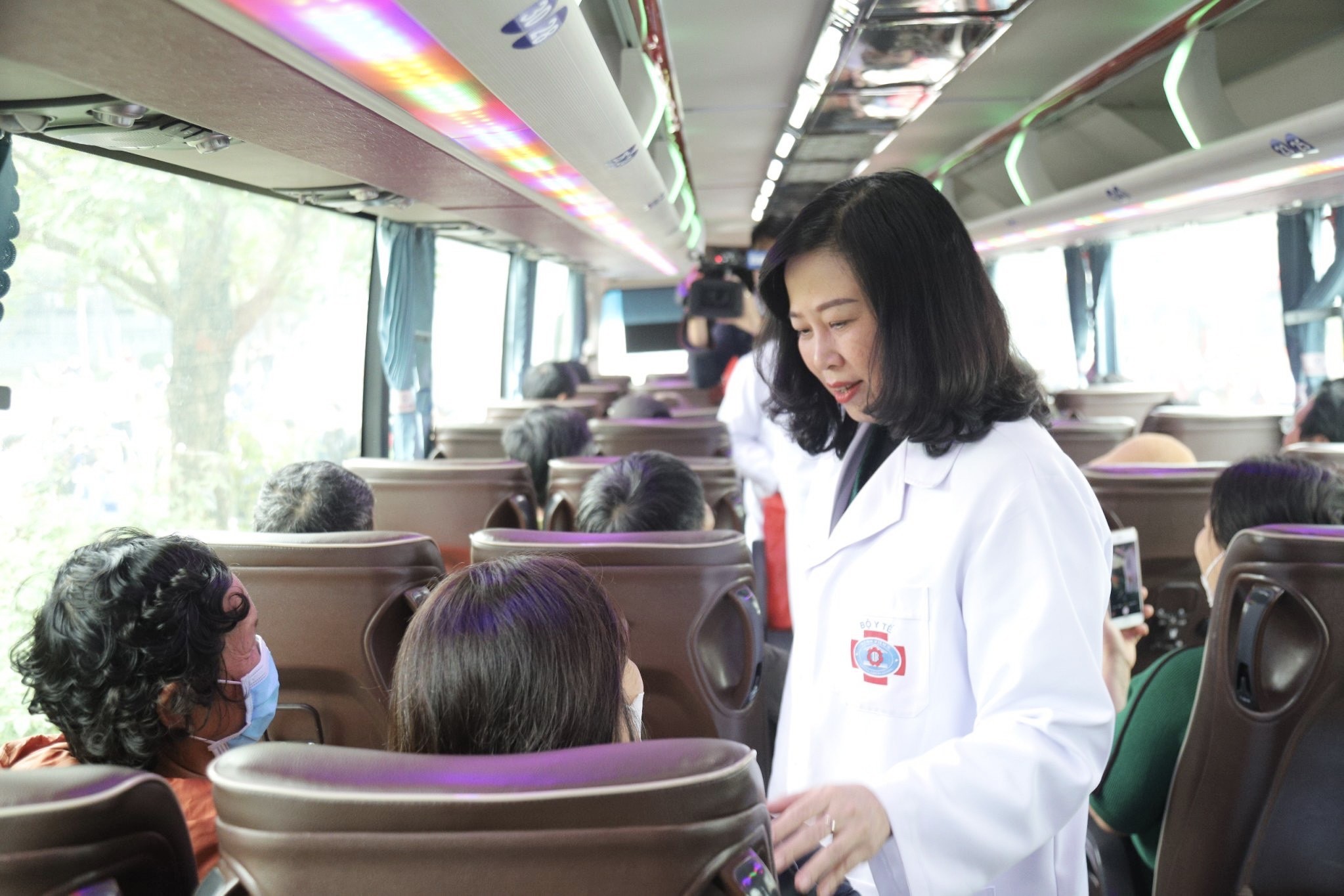 Event - Cancer patients return home to celebrate Tet on a loving bus (Photo 3).