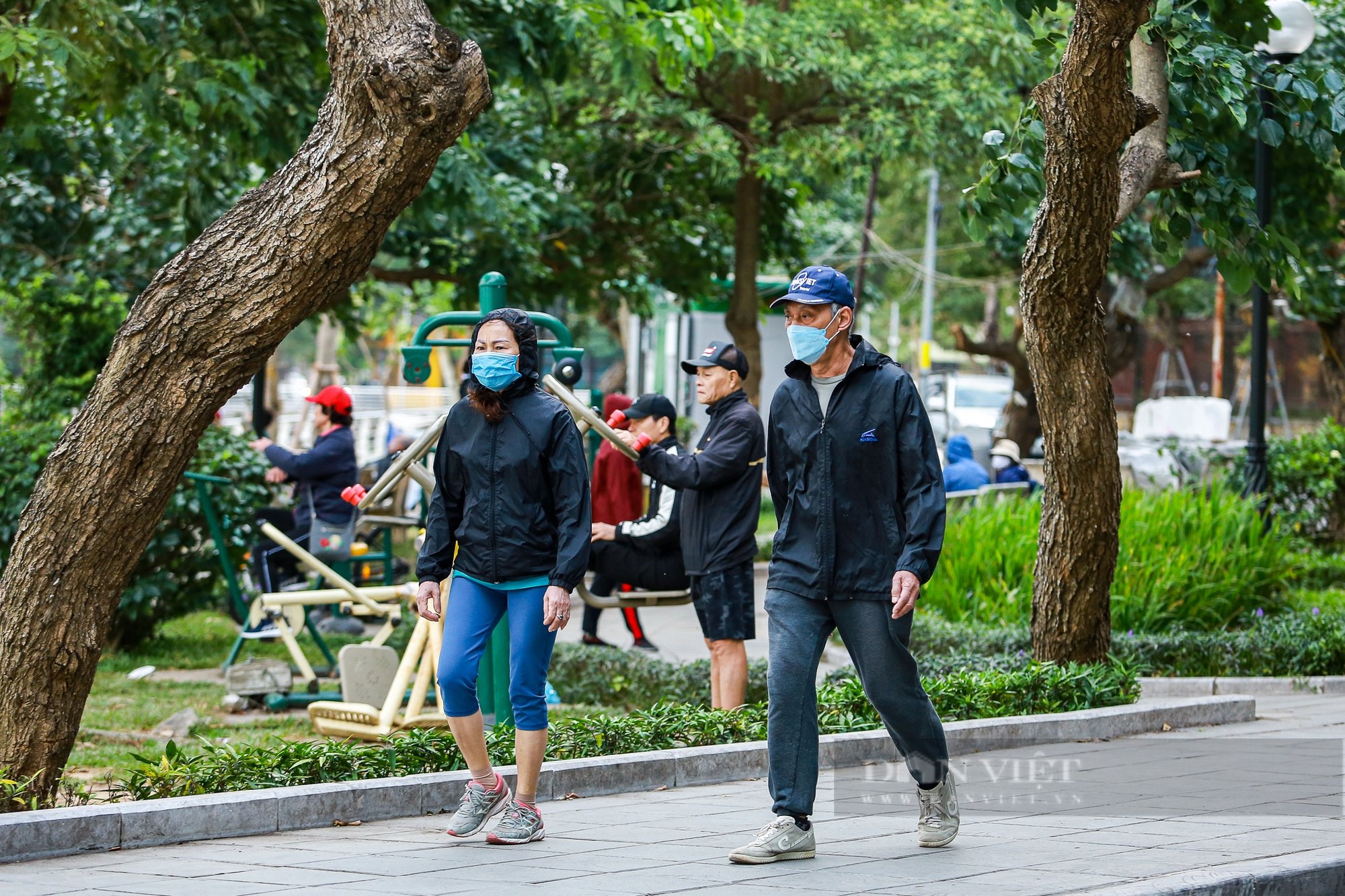 Không khí lạnh tăng cường, người dân Hà Nội trùm kín mặt, co ro đi làm trong gió lạnh - Ảnh 22.