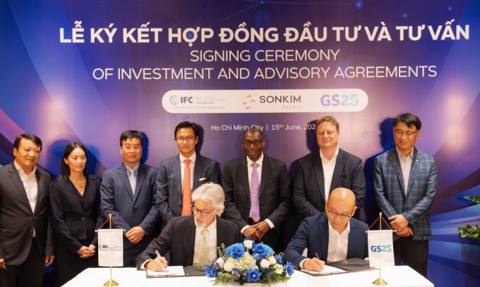 Representatives of IFC (right) and GS25 (left) signed the consulting contract on June 15. Photo: Son Kim Retail