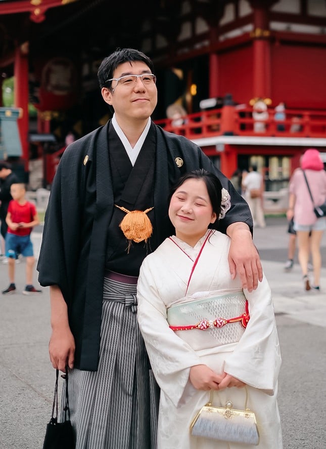 สาวบิ่ญเซืองสูง 1 เมตร 46 แต่งงานกับชายสูงเกือบ 2 เมตร เจ้าบ่าวฮาแตกในพิธีแต่งงาน รูปที่ 6