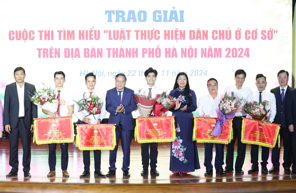 Lãnh đạo TP Hà Nội chúc mừng các đội giành giải cao tại Chung khảo Cuộc thi