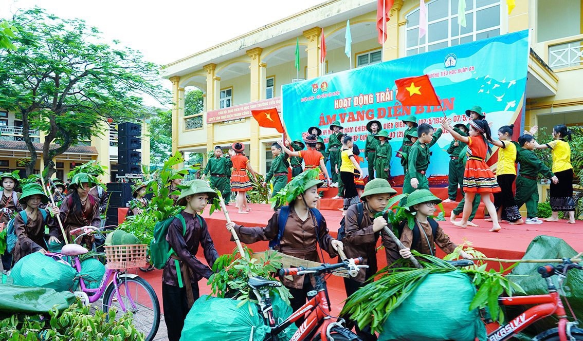 Les enfants de Ha Tinh sont fiers d'être les « petits soldats de Dien Bien » photo 1