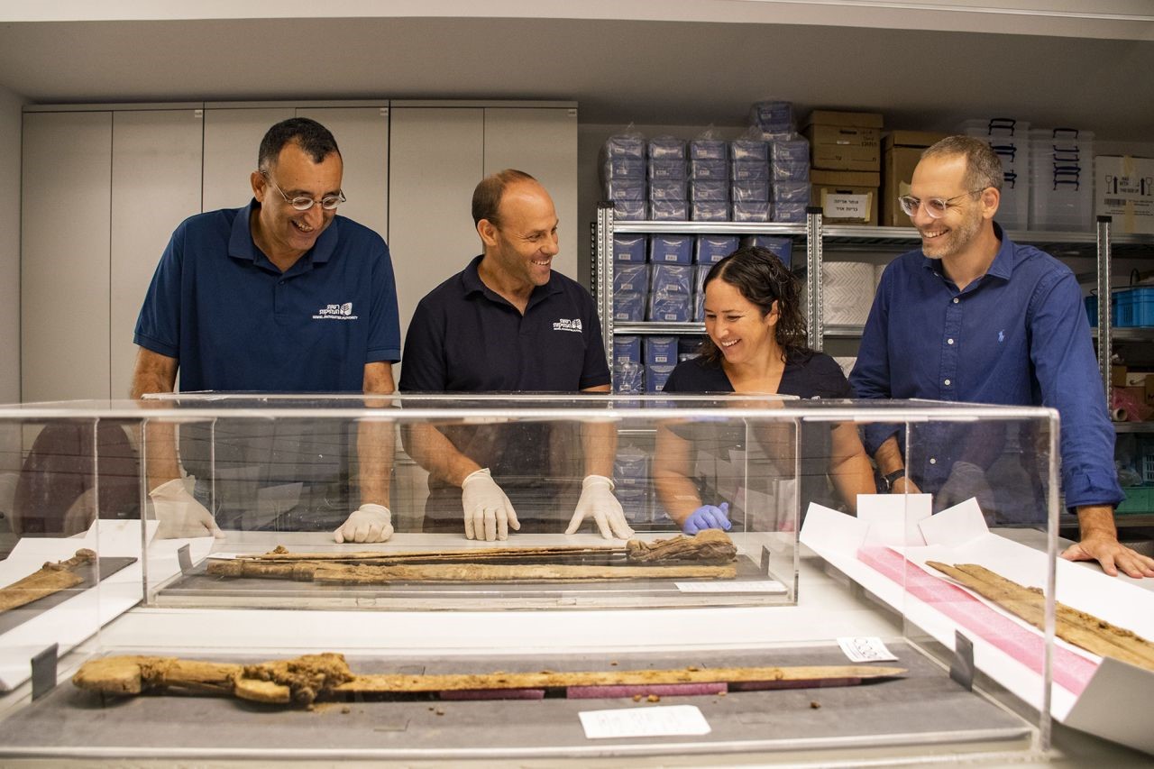 World - Four 1,900-year-old swords were found in a cave in Israel (Photo 4).