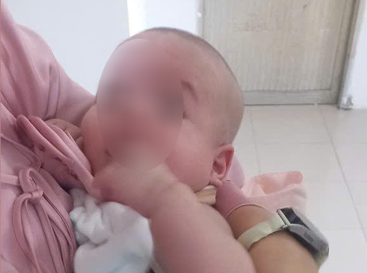 Baby boy abandoned at Long An bus station. (Photo: Le Duc)