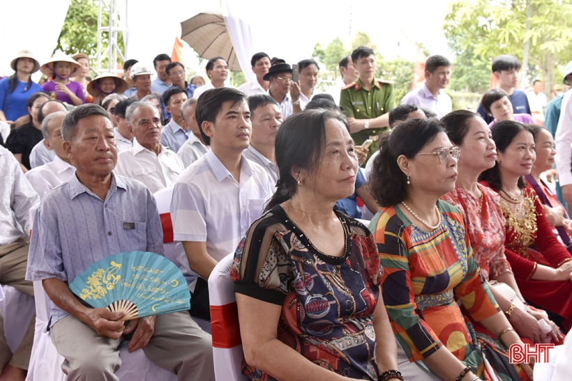 Ceremonia solemne para recibir el Certificado de reconocimiento del patrimonio documental de los documentos Han Nom de la aldea de Truong Luu