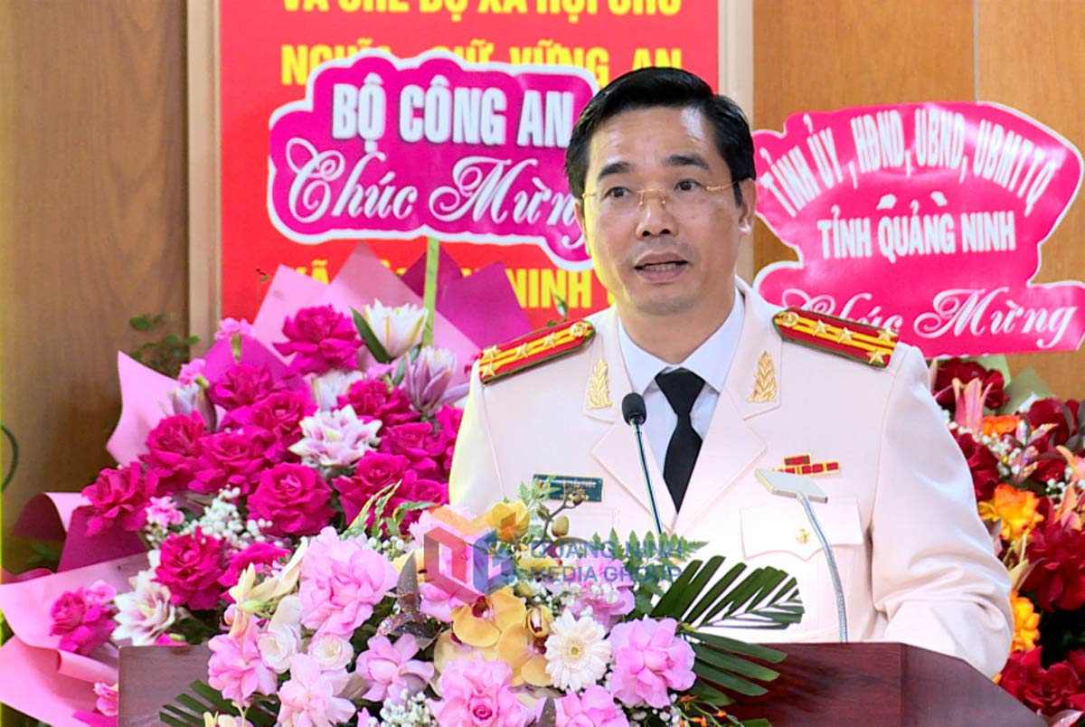 Colonel Tran Van Phuc, Director of the Provincial Police, delivered a speech accepting the assignment. Photo: Quang Ninh Media Center