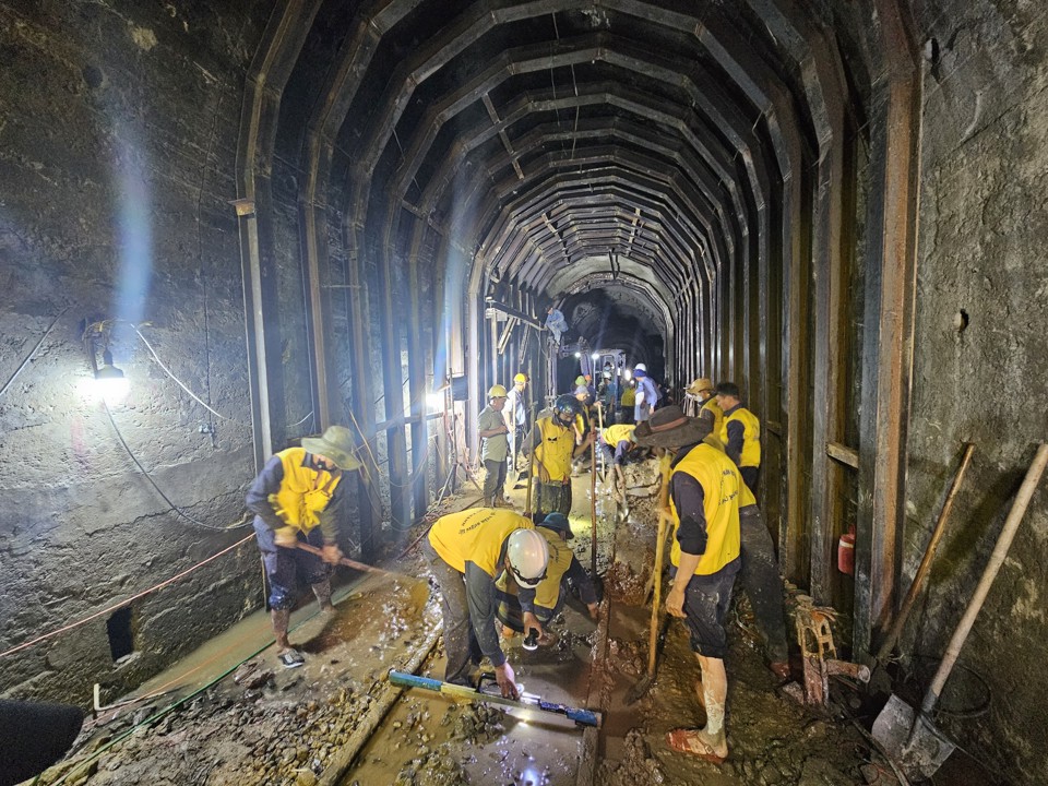 Workers urgently completed the final stages to test the load on the afternoon of April 21. (Photo: Trung Nhan)