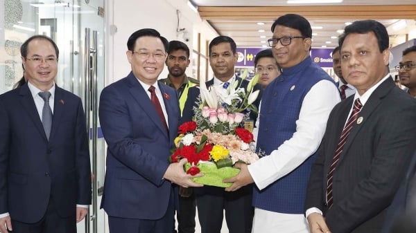 Arrivée à Dhaka du président de l'Assemblée nationale Vuong Dinh Hue, début de sa visite officielle au Bangladesh