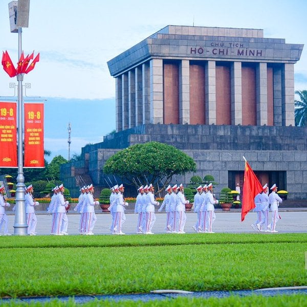 Hàng nghìn người xem Lễ Chào cờ tại Quảng trường Ba Đình