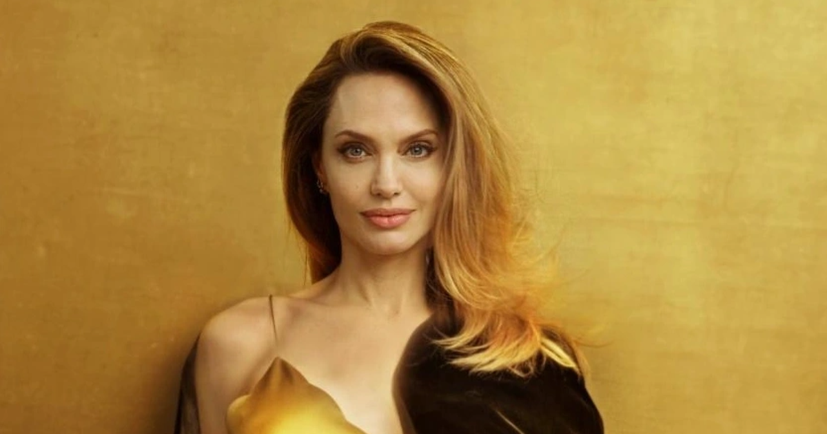 Angelina Jolie không thể sống thật là mình suốt một thập kỷ