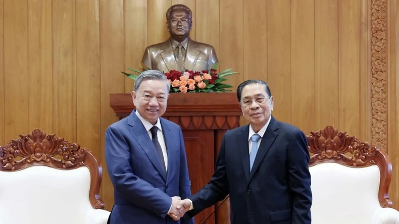 Presiden To Lam melawat bekas pemimpin kanan Lao foto 2