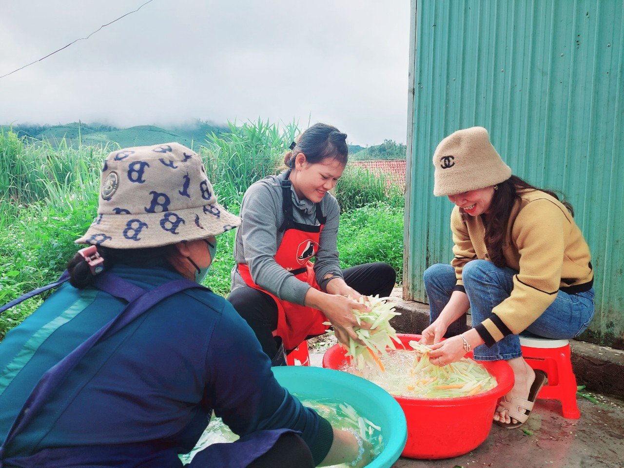 Giữ chân học sinh bằng bữa cơm "cô nuôi" - Ảnh 2.