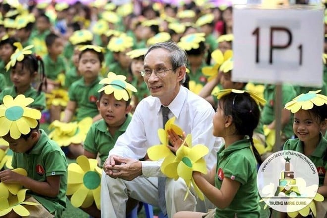 El corazón de la Presidenta de la Escuela Marie Curie con los niños de Lang Nu