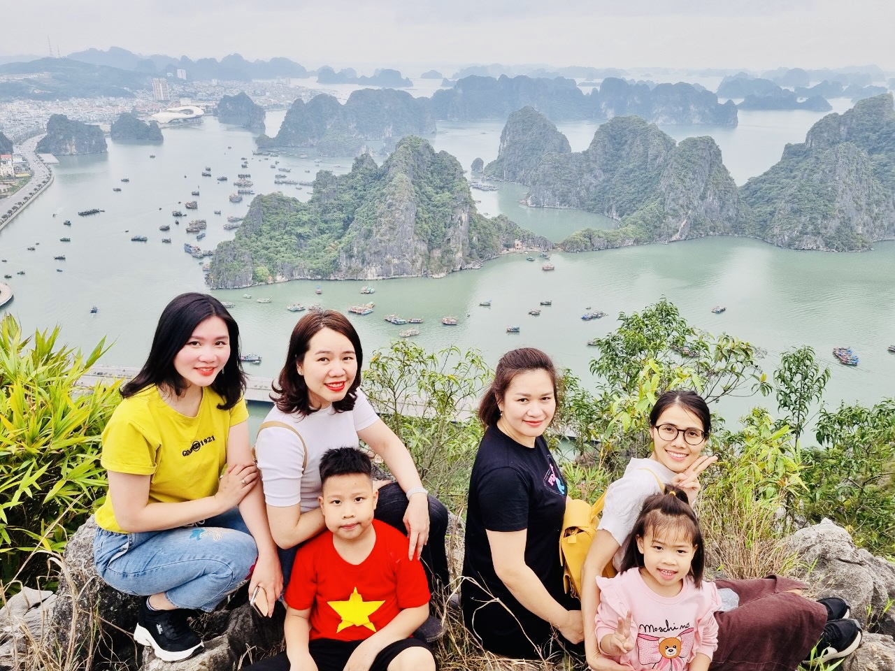 Leo núi Bài Thơ ngắm vịnh Hạ Long độc lạ nhưng nhiều rủi ro - Ảnh 12.