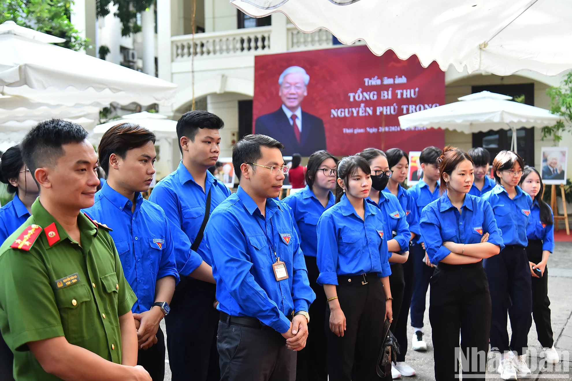 Youth Union members of Dong Hoi commune visit the photo exhibition 