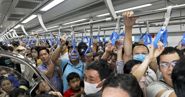 Le métro n°1 était surchargé le premier jour, de nombreuses personnes n'ont pas pu monter dans le train et ont dû partir.