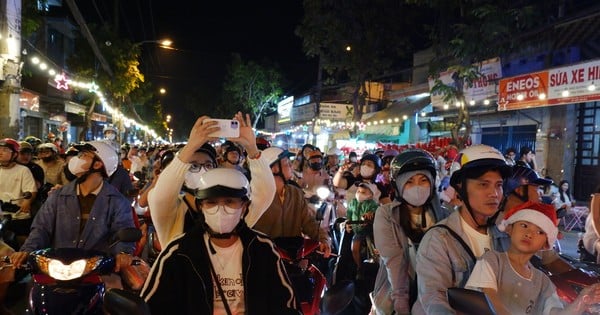 クリスマスイブ、ホーチミン市最大の宗教村への道は渋滞