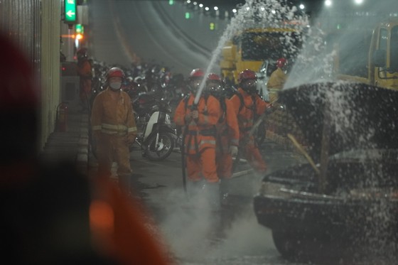 More than 1,279 people participated in a fire drill at the Saigon River Tunnel, photo 10