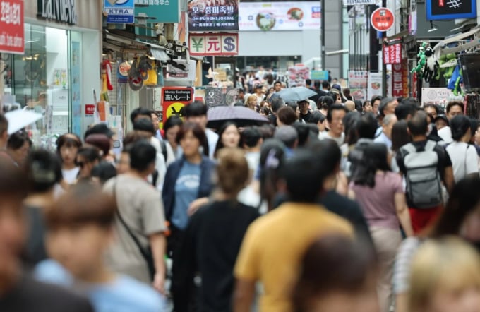 Du khách lấp kín Myeongdong, điểm mua sắm nổi tiếng với khách du lịch khi đến Hàn Quốc. Ảnh: Reuters