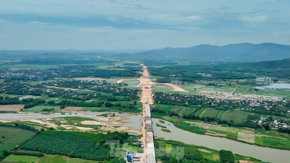 Gros plan sur la construction du plus long tunnel de montagne de l'autoroute Nord-Sud, photo 20