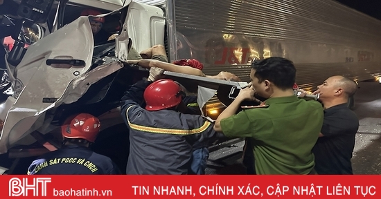 Va chạm mạnh với xe container, tài xế xe tải may mắn thoát chết