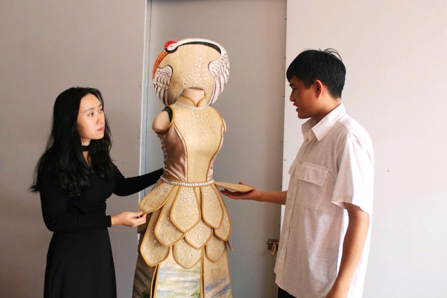 エデの少年がヘチマでユニークな衣装を作る（写真10）