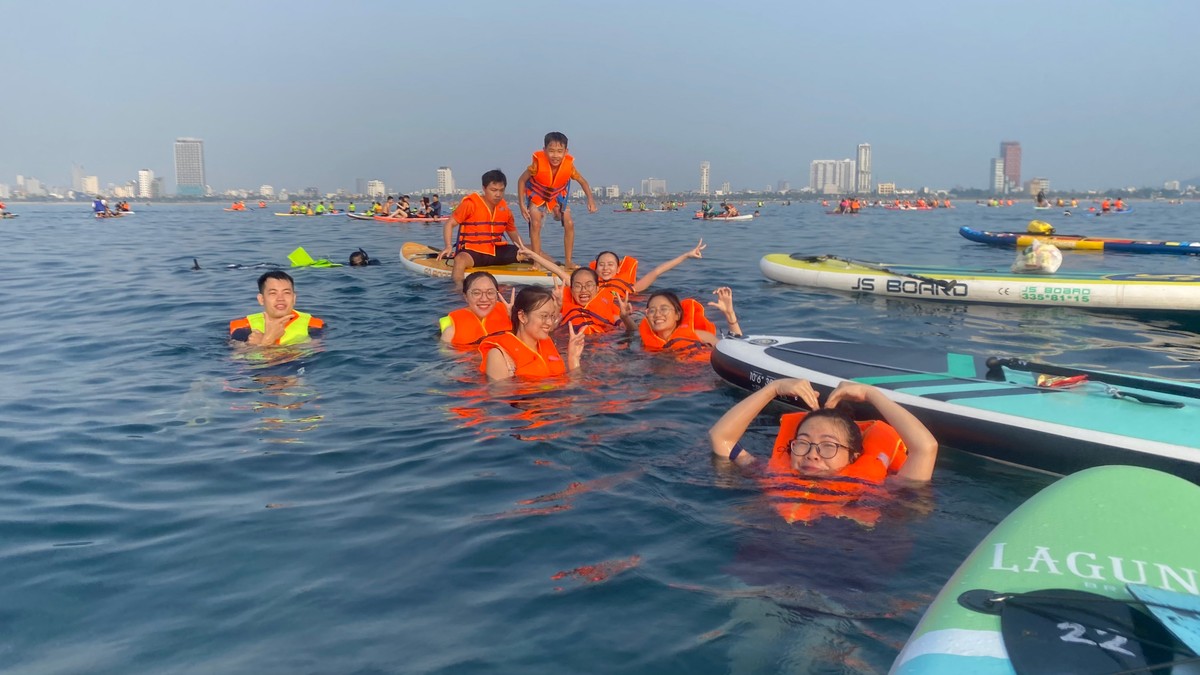 Young people eagerly paddle Sup to watch the sunrise on Da Nang beach photo 11