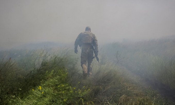 6月13日、ウクライナ軍兵士がネスクチネ村の近くに展開した。写真：ロイター