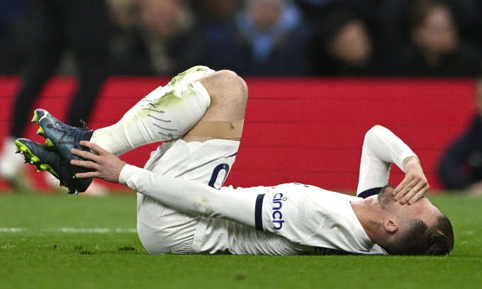 James Maddison verletzte sich am Abend des 6. November 2023 im Spiel gegen Chelsea im Tottenham Hotspur Stadium in London, Runde 11 der Premier League, am linken Knöchel. Foto: Reuters