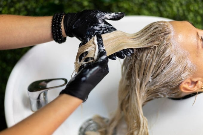 Teindre vos cheveux pendant une chimiothérapie peut facilement endommager vos cheveux. Illustration : Freepik