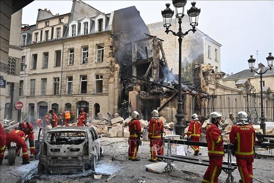 Des pompiers travaillent sur les lieux d'une explosion qui aurait été causée par du gaz à Paris, en France, le 21 juin 2023. Source : VNA Photo : VNA