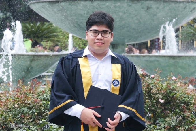 Trịnh Quang Thạch chụp ảnh kỷ niệm tại trường sau lễ bế giảng hôm 9/6. Ảnh: Dương Tâm