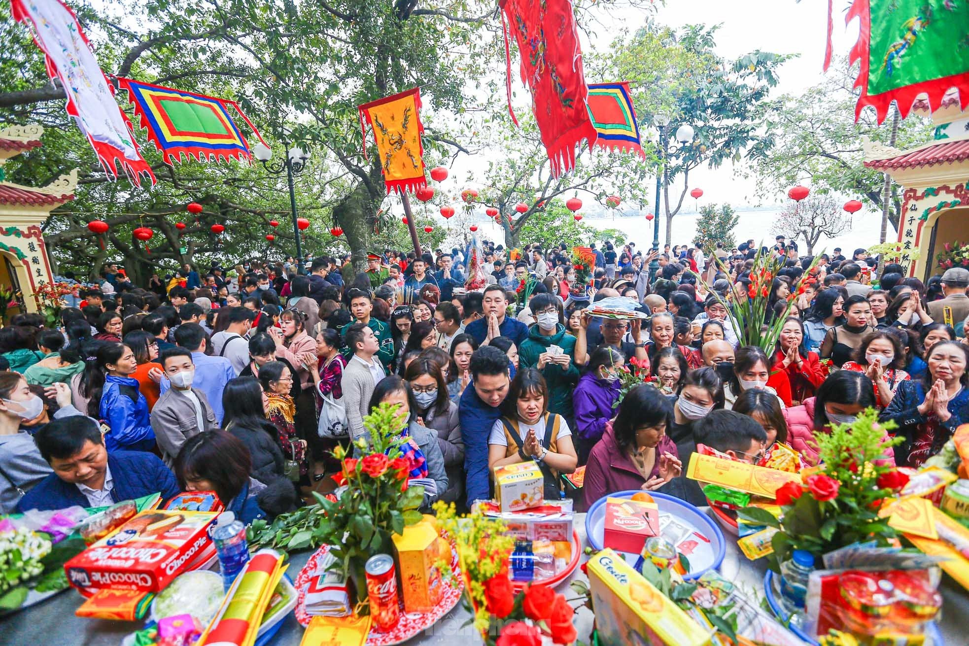 Cashless parking fee collection, no more waiting for hours at Tay Ho Palace festival on Tet holiday photo 2