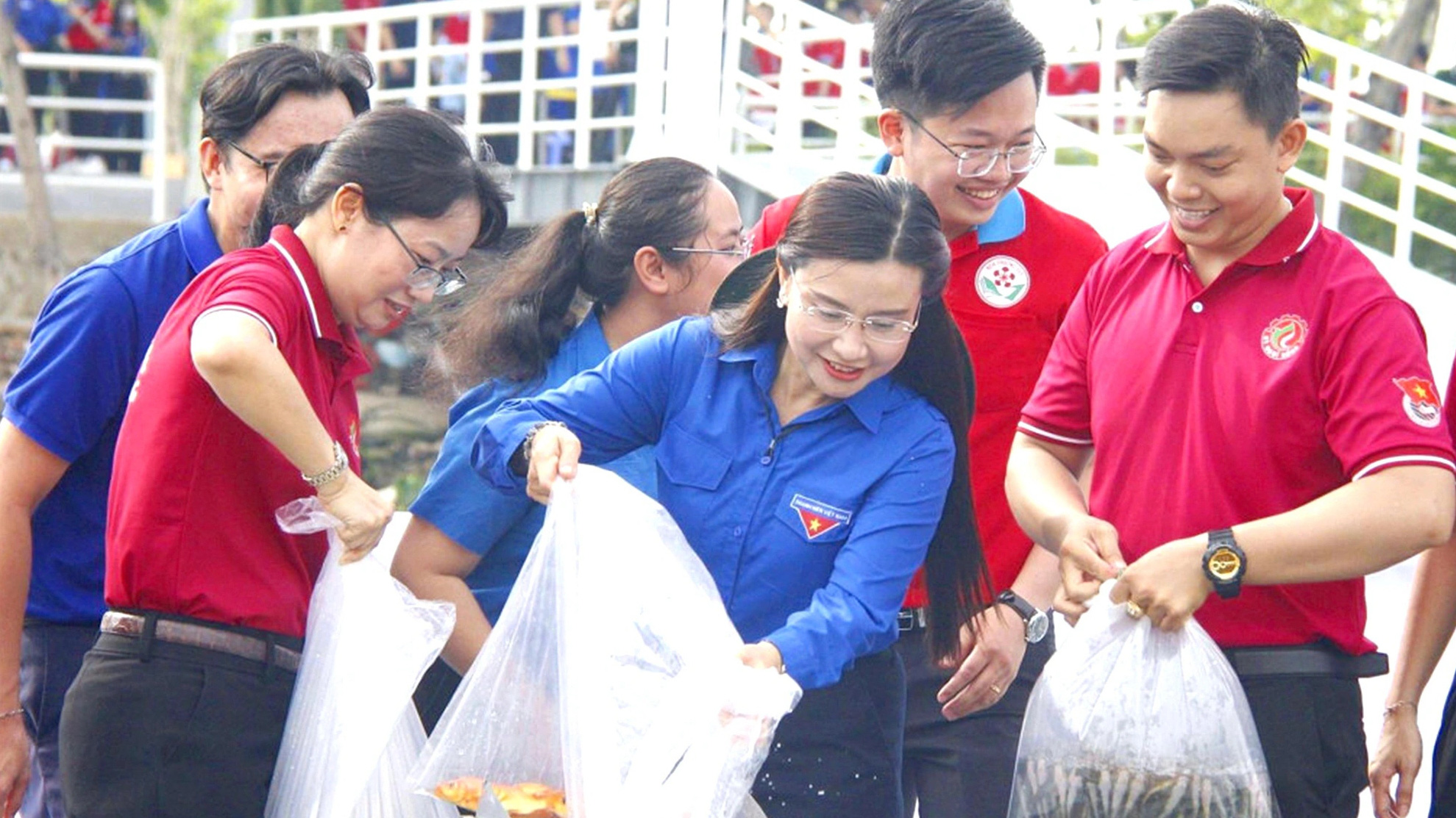 Cùng tham gia thả cá tái tạo nguồn lợi thủy sản sông Sài Gòn ngay sau lễ ra quân - Ảnh: C.TRIỆU