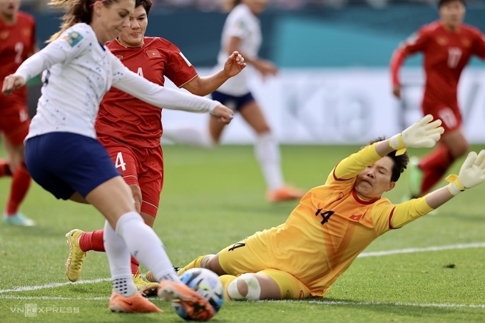 Tran Thi Kim Thanh blocks Alex Morgan's shot in Vietnam's 0-3 loss to the US in the opening match of the 2023 World Cup group stage. Photo: Duc Dong