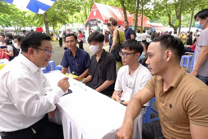 El Maestro Phung Quan asesora a candidatos y padres en la Jornada de Consulta de Admisiones organizada por el periódico Tuoi Tre en la mañana del 22 de julio. Foto: Le Nguyen