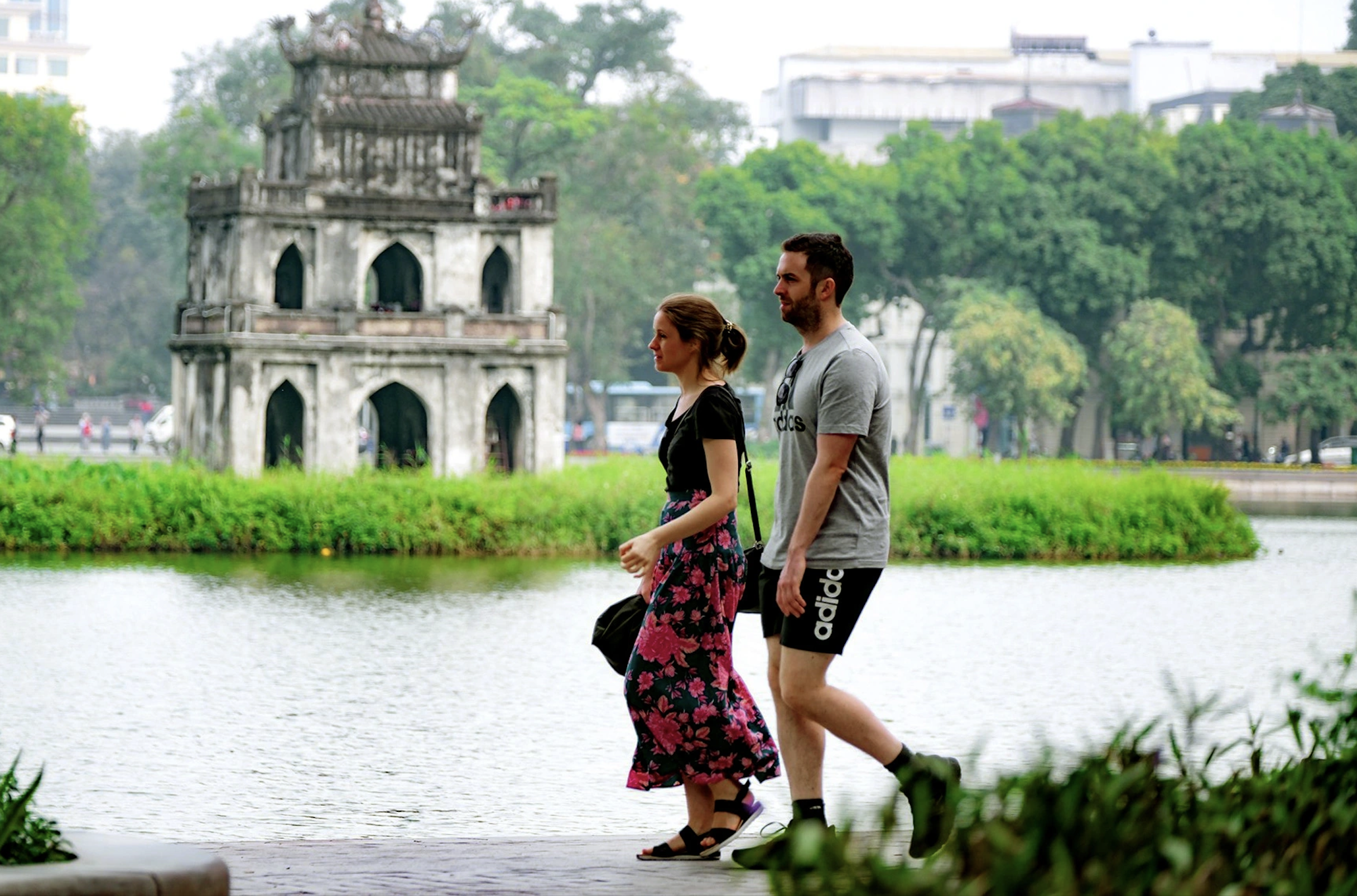 Khách Tây thấy mùa đông Việt Nam mát như mùa hè châu Âu