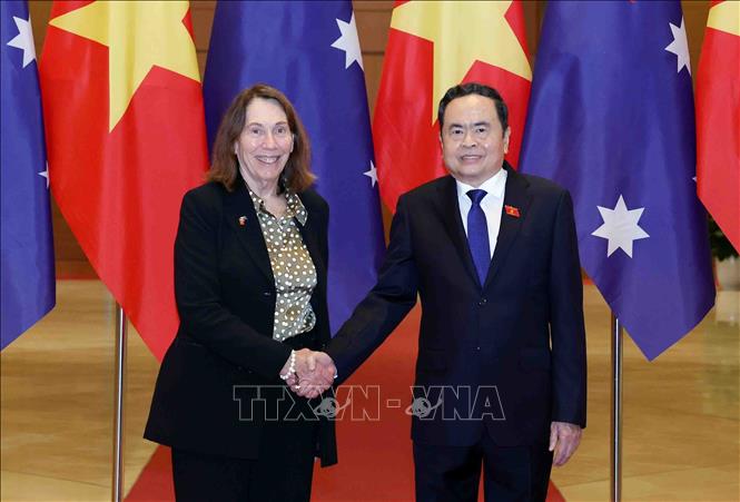 Le président de l'Assemblée nationale, Tran Thanh Man, accueille et s'entretient avec le président du Sénat australien