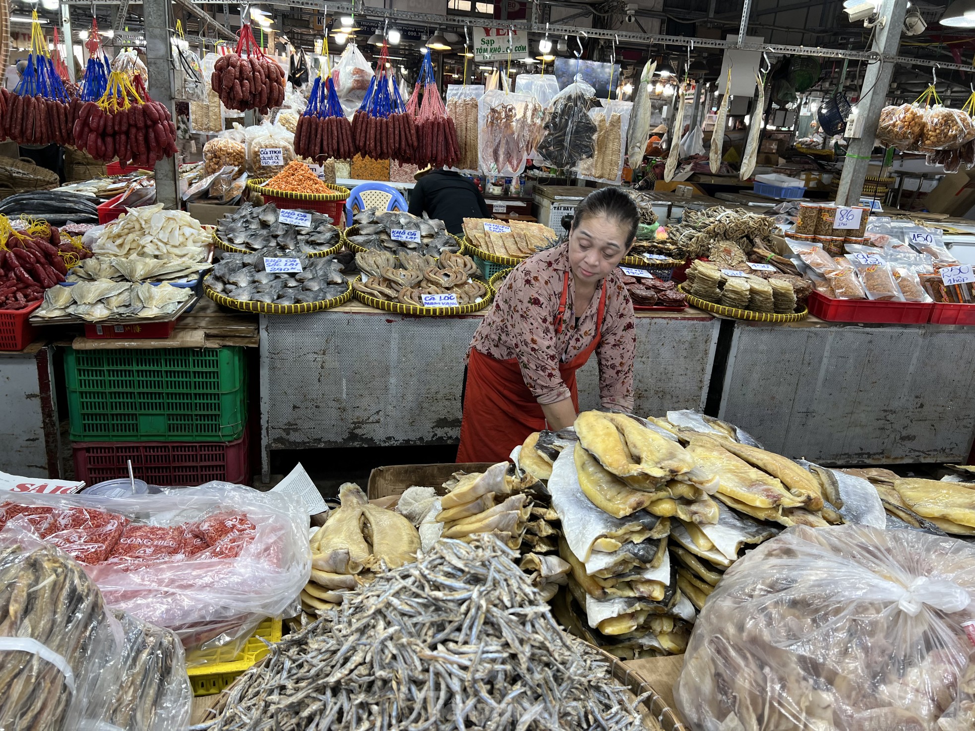Inside the largest dry goods market in Ho Chi Minh City on the eve of Tet, photo 6