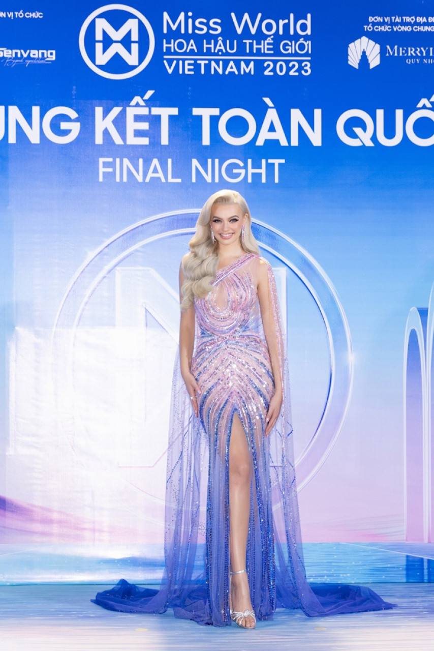 Reinas de belleza sensuales y finalistas en la alfombra azul de la Final 4 de Miss Mundo Vietnam 2023