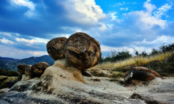 Đá sống kỳ lạ ở Romania. Ảnh: aaltair/Shutterstock