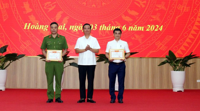 Bí thư Quận ủy Nguyễn Xuân Linh trao thưởng cho UBND phường Lĩnh Nam, đơn vị làm tốt công tác GPMB. Ảnh: HM